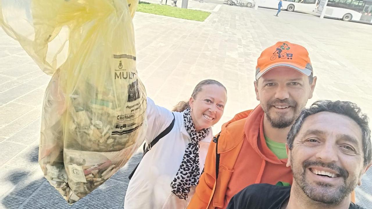 Livorno, Mr Green e i volontari ripuliscono piazza Grande dai mozziconi