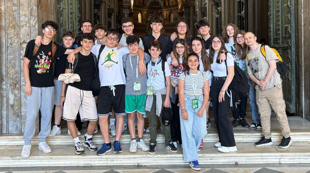 Da Ferrara a Roma per l’addio al Papa: «Non ci faremo rubare la speranza»