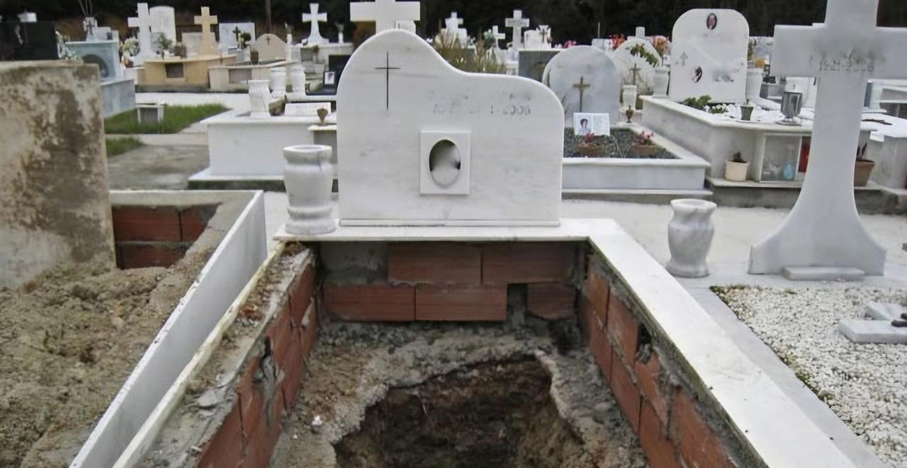 Tombe profanate al cimitero, rubati i gioielli dei defunti