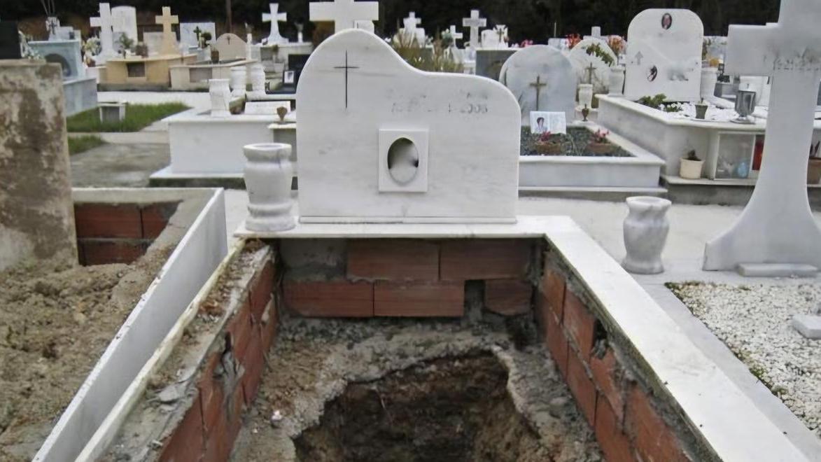 Tombe profanate al cimitero, rubati i gioielli dei defunti