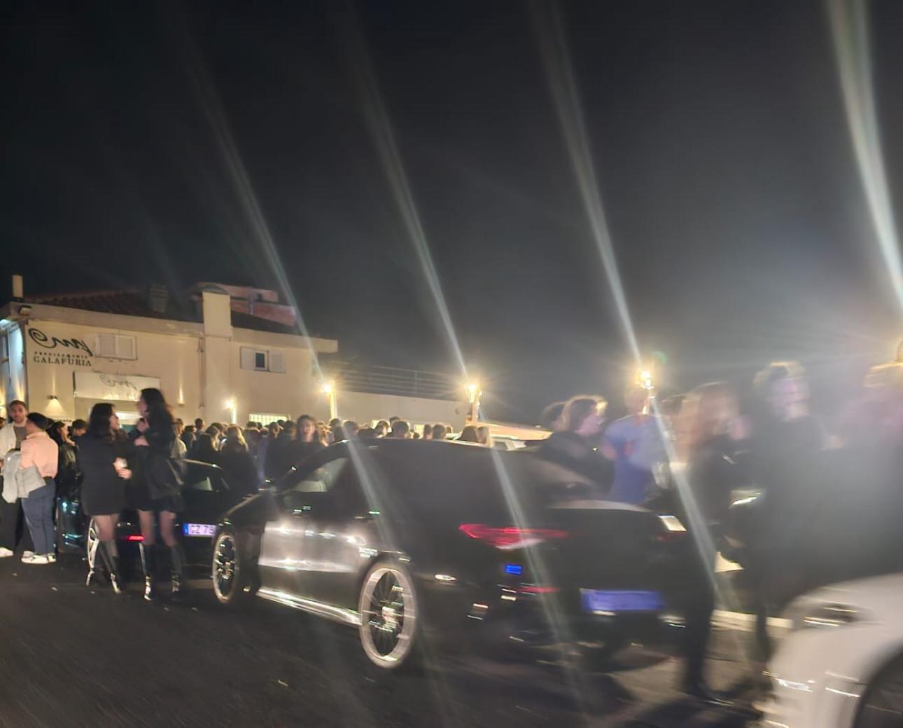 La folla fuori da Calafuria la sera di Pasquetta