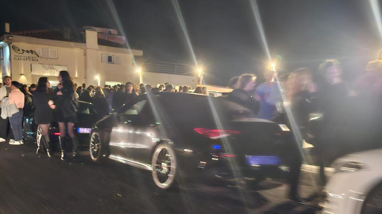 La folla fuori da Calafuria la sera di Pasquetta