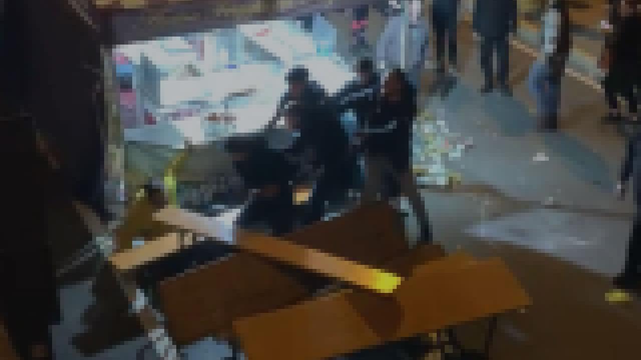 Un momento della rissa