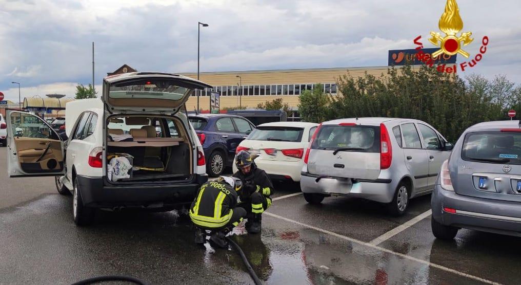 Paura nel centro commerciale, due auto si scontrano e una perde gas