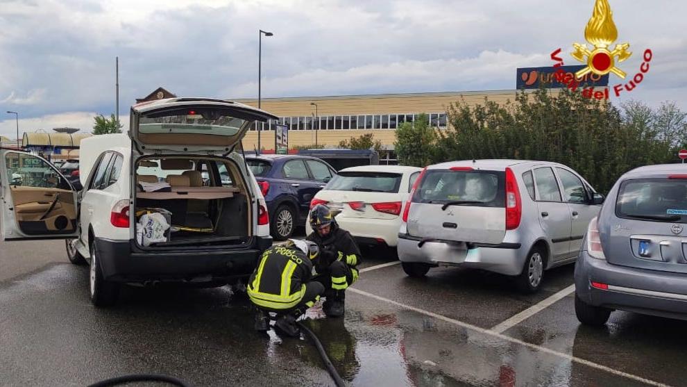 Paura nel centro commerciale, due auto si scontrano e una perde gas