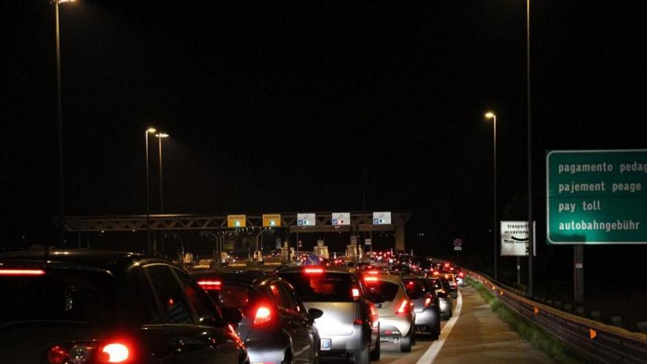 Firenze, schianto auto-moto in autostrada: chi è il 29enne morto