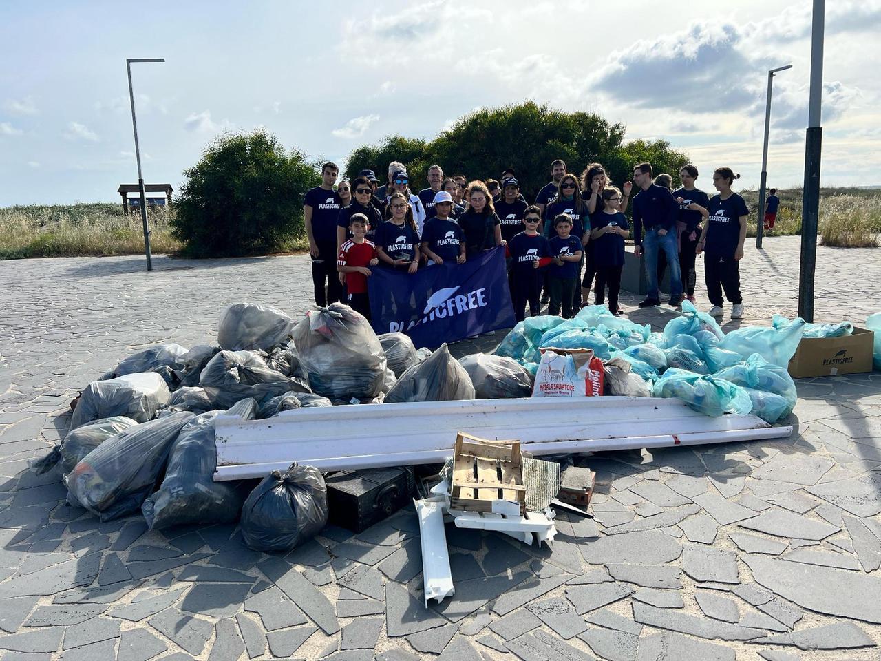 I volontari puliscono la spiaggia e i dintorni: raccolti oltre 300 chili di rifiuti