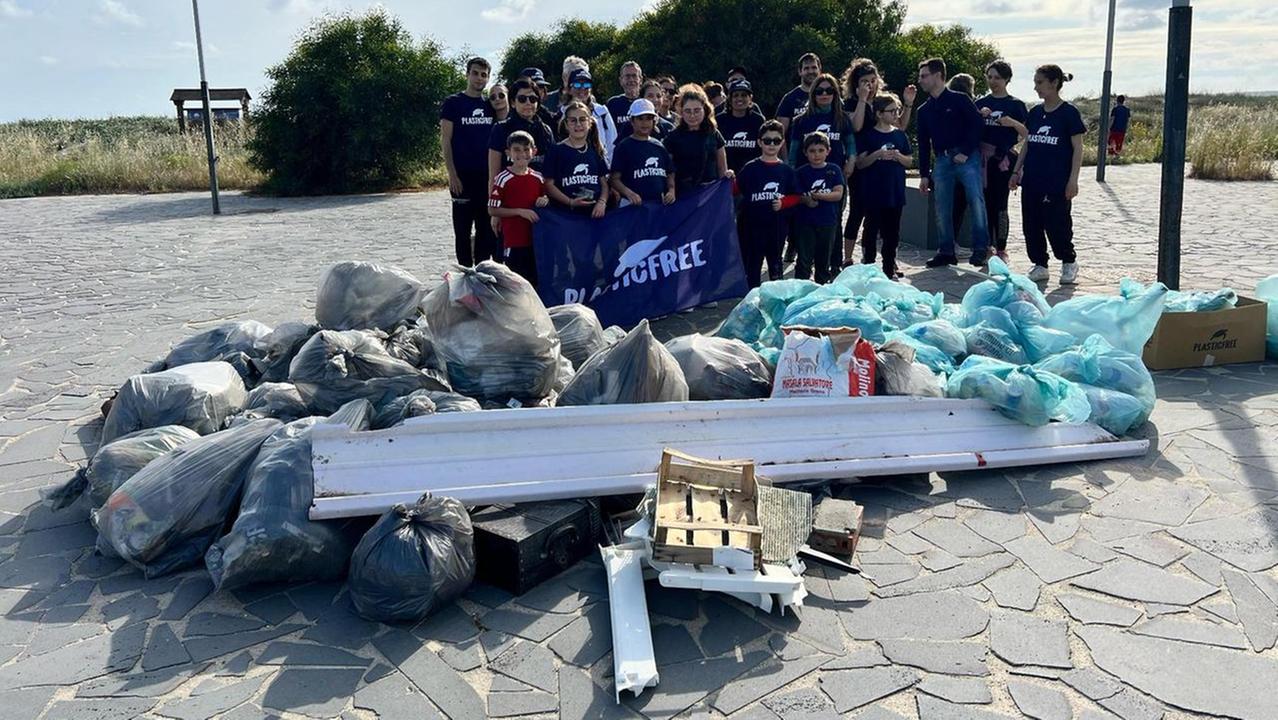 I volontari puliscono la spiaggia e i dintorni: raccolti oltre 300 chili di rifiuti