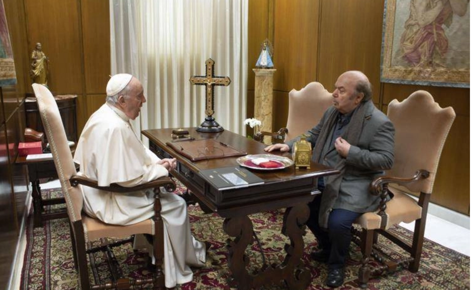Lino Banfi e l’inedito ricordo di papa Francesco: «Mi mandò un vocale per il compleanno. Pensavo fosse Lopez»