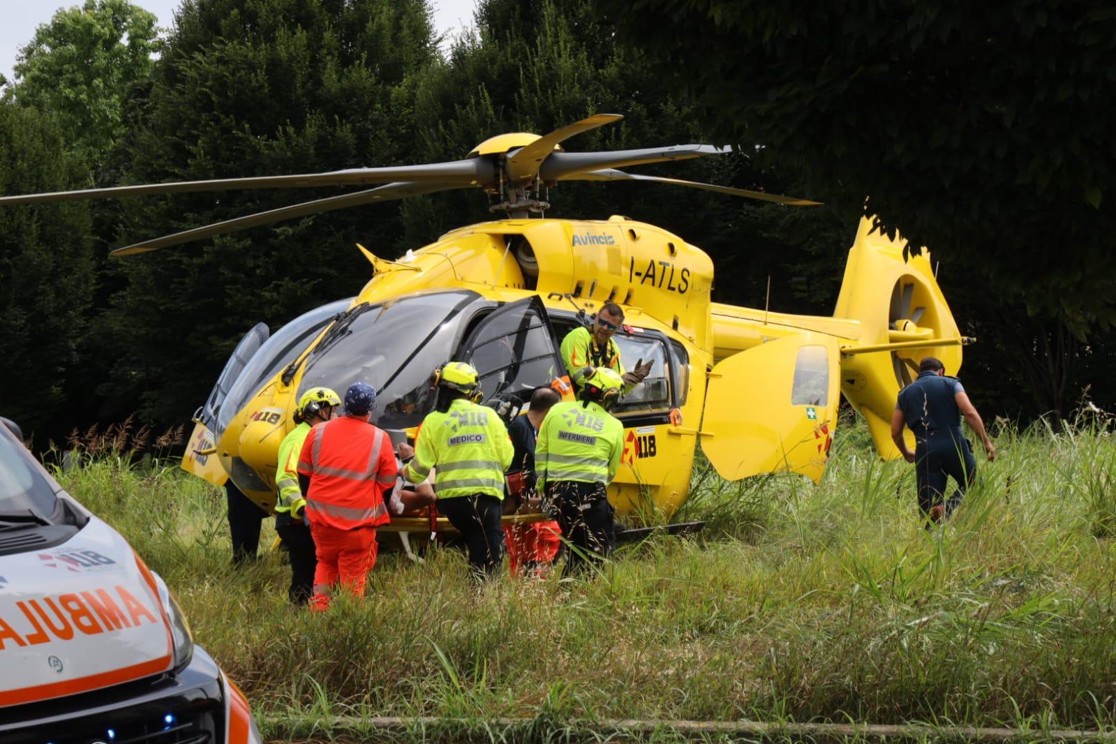Lava le grondaie e cade dal tetto a Gargallo di Carpi. Gravissimo un uomo di 45 anni