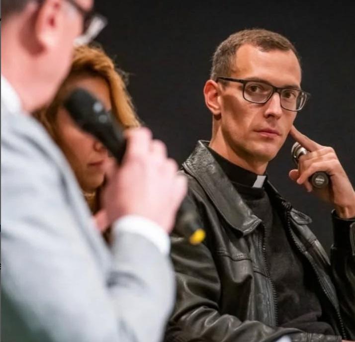 A Pescia arriva don Ambrogio Mazzai, “influencer con la tonaca” star di Tik Tok