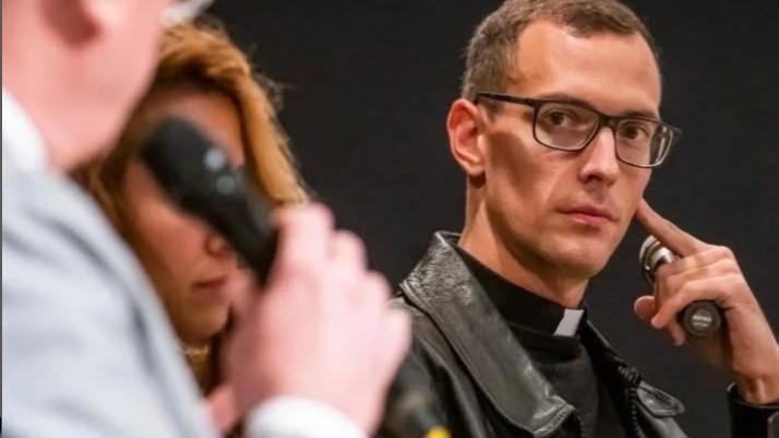 A Pescia arriva don Ambrogio Mazzai, “influencer con la tonaca” star di Tik Tok