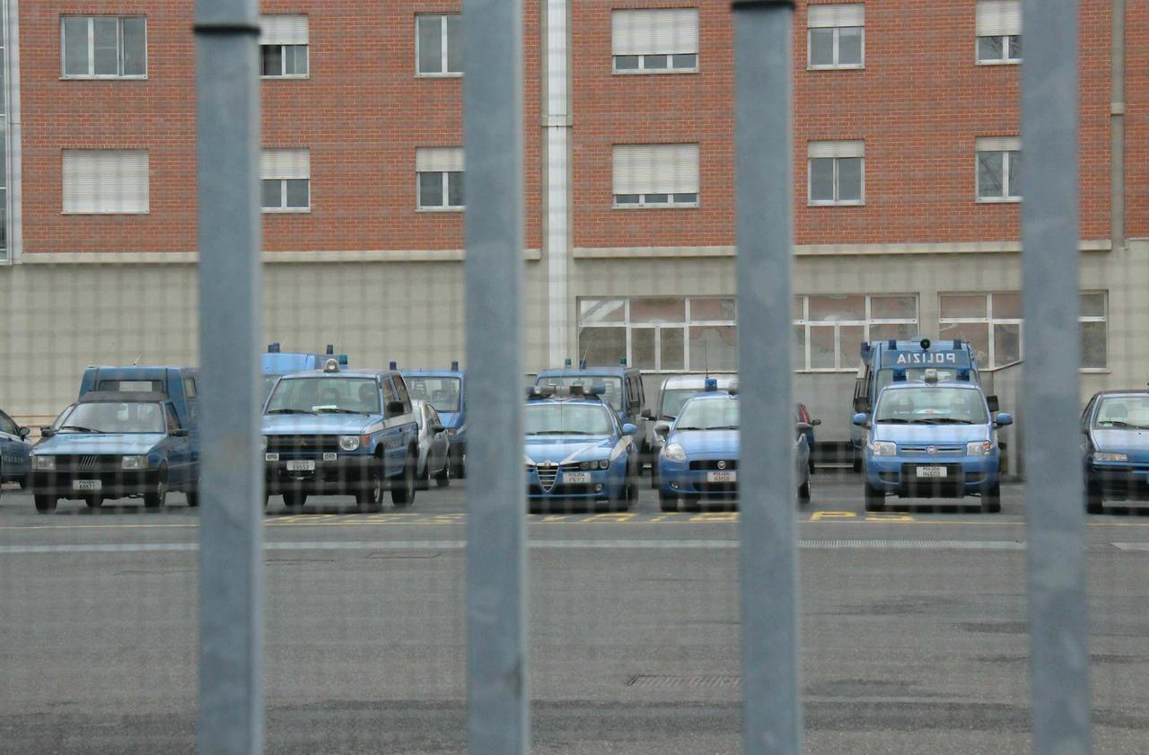 
	Mezzi della polizia di Stato parcheggiati fuori dalla caserma "Vittorio Labate" (foto d'archivio)

