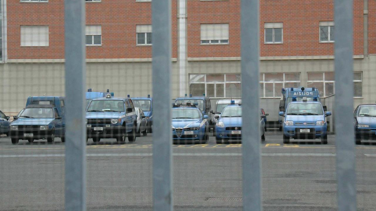 Mezzi della polizia di Stato parcheggiati fuori dalla caserma "Vittorio Labate" (foto d'archivio)