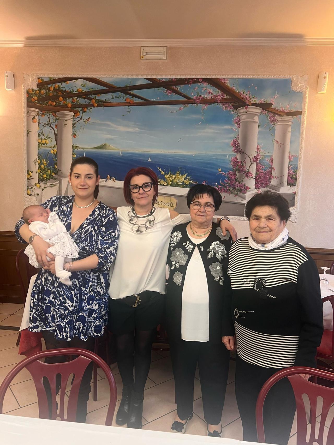 Dalla nipotina alla trisnonna: 5 generazioni in due foto