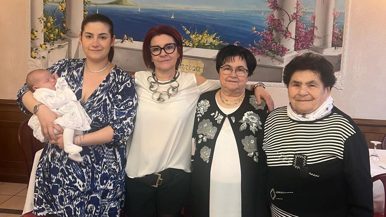 Dalla nipotina alla trisnonna: 5 generazioni in due foto