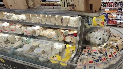Ruba 150 euro di perette di formaggio, le nasconde sotto la maglia e fugge