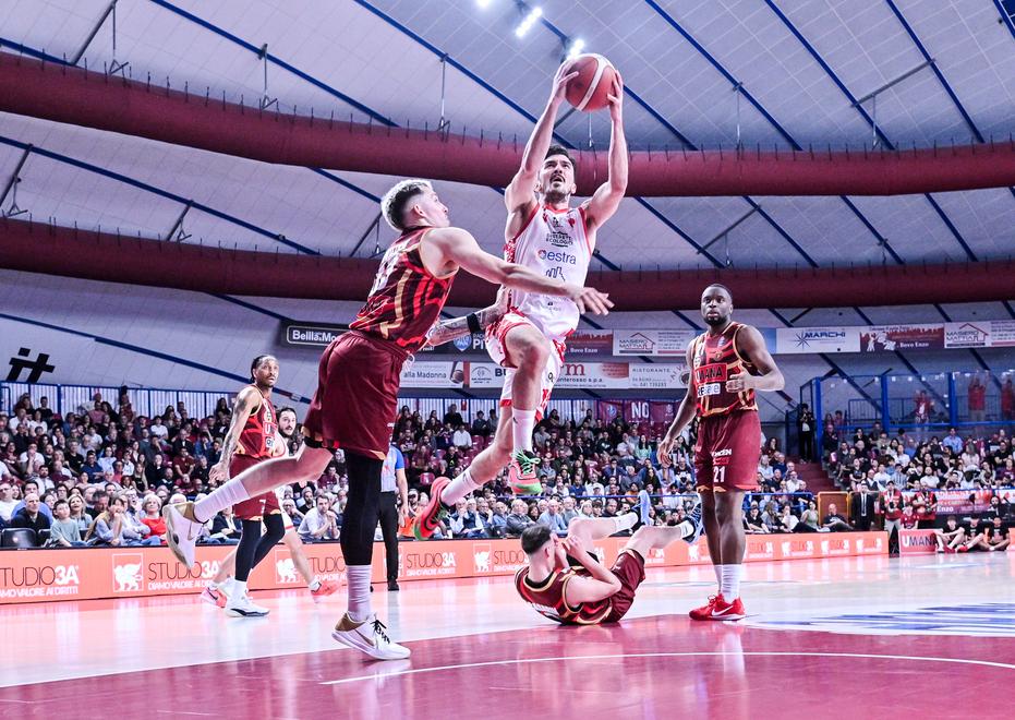 Lorenzo Saccaggi a canestro (foto Elisa Maestripieri/Pistoia Basket 2000)