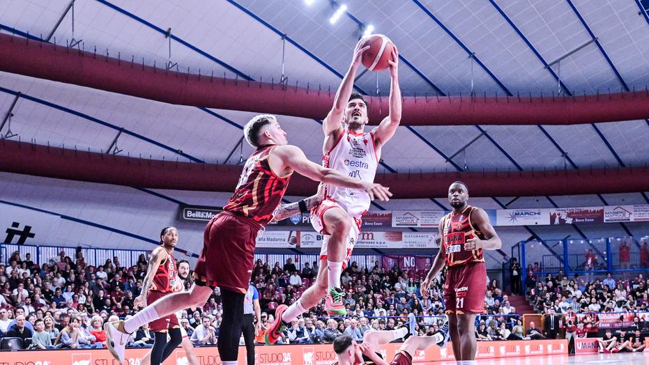 Lorenzo Saccaggi a canestro (foto Elisa Maestripieri/Pistoia Basket 2000)