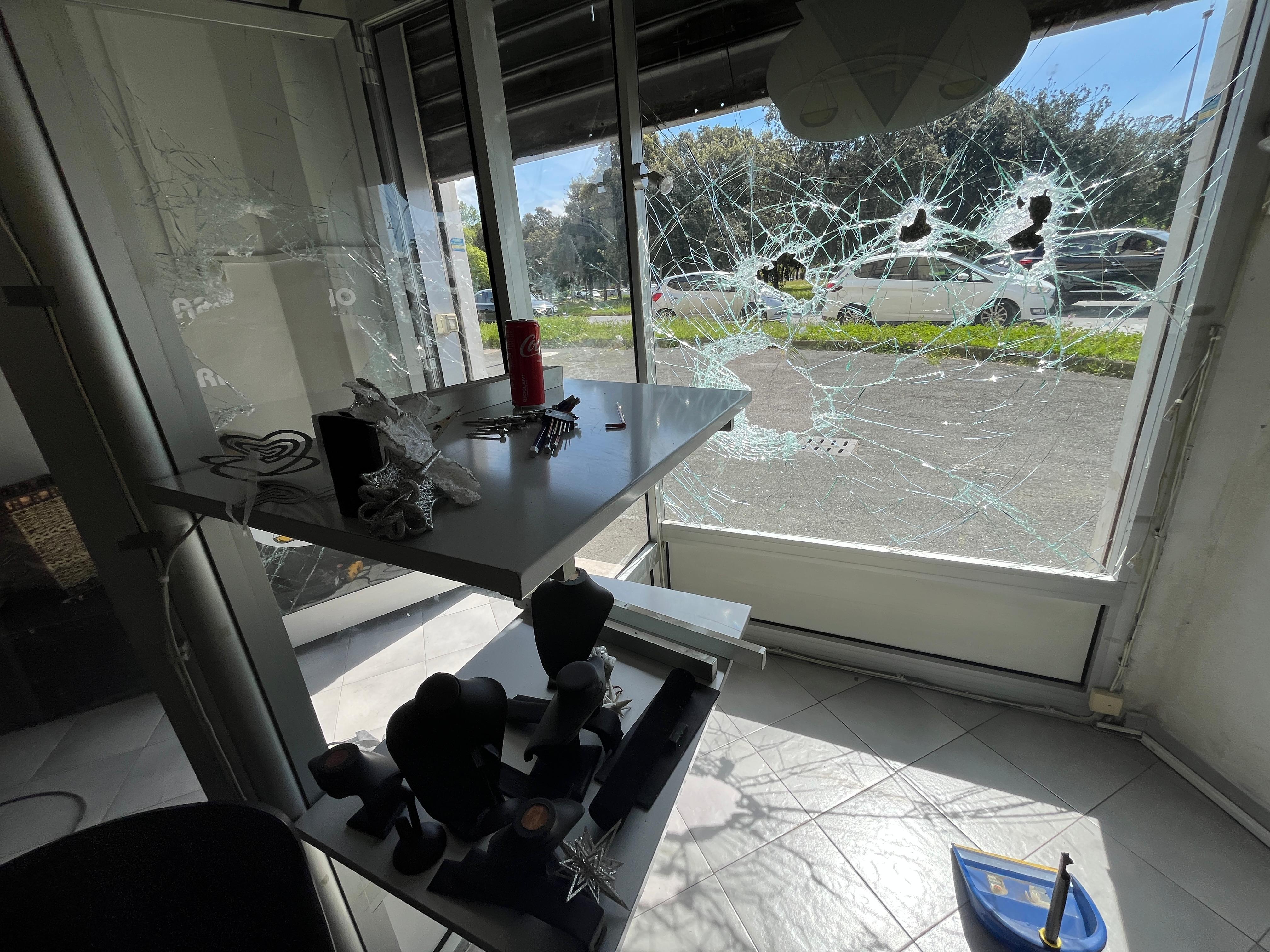 I danni al "Compro Oro" di piazza Dante (foto Stick)