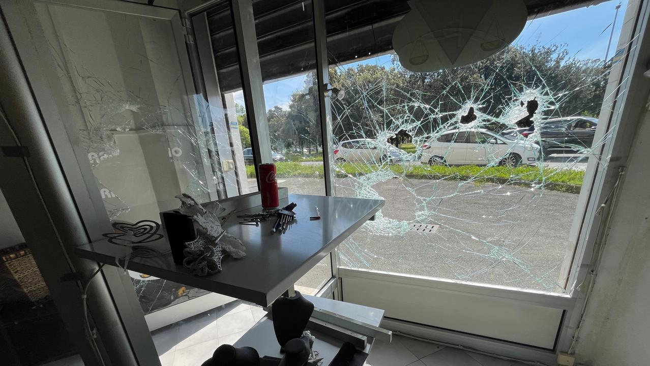 I danni al "Compro Oro" di piazza Dante (foto Stick)