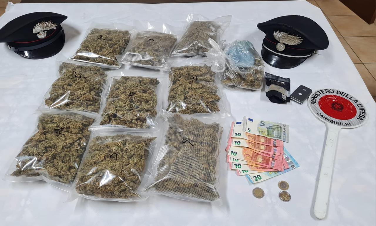 In moto con un chilo di marijuana, arrestato un 18enne