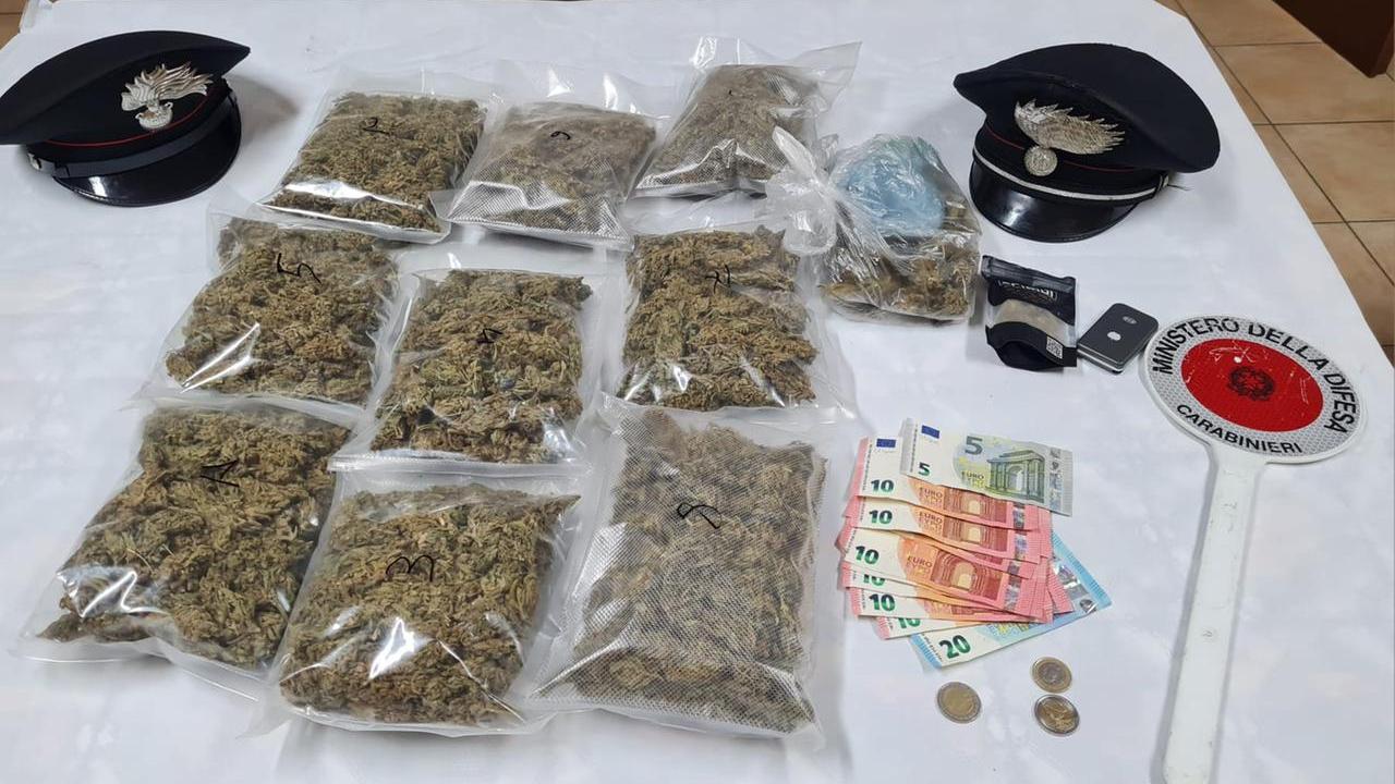 In moto con un chilo di marijuana, arrestato un 18enne