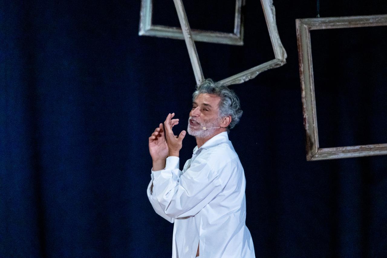 Novellara, Enrico Lo Verso porta in scena "Uno nessuno e centomila" al Teatro Tagliavini