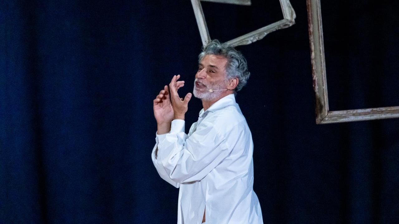 Novellara, Enrico Lo Verso porta in scena "Uno nessuno e centomila" al Teatro Tagliavini