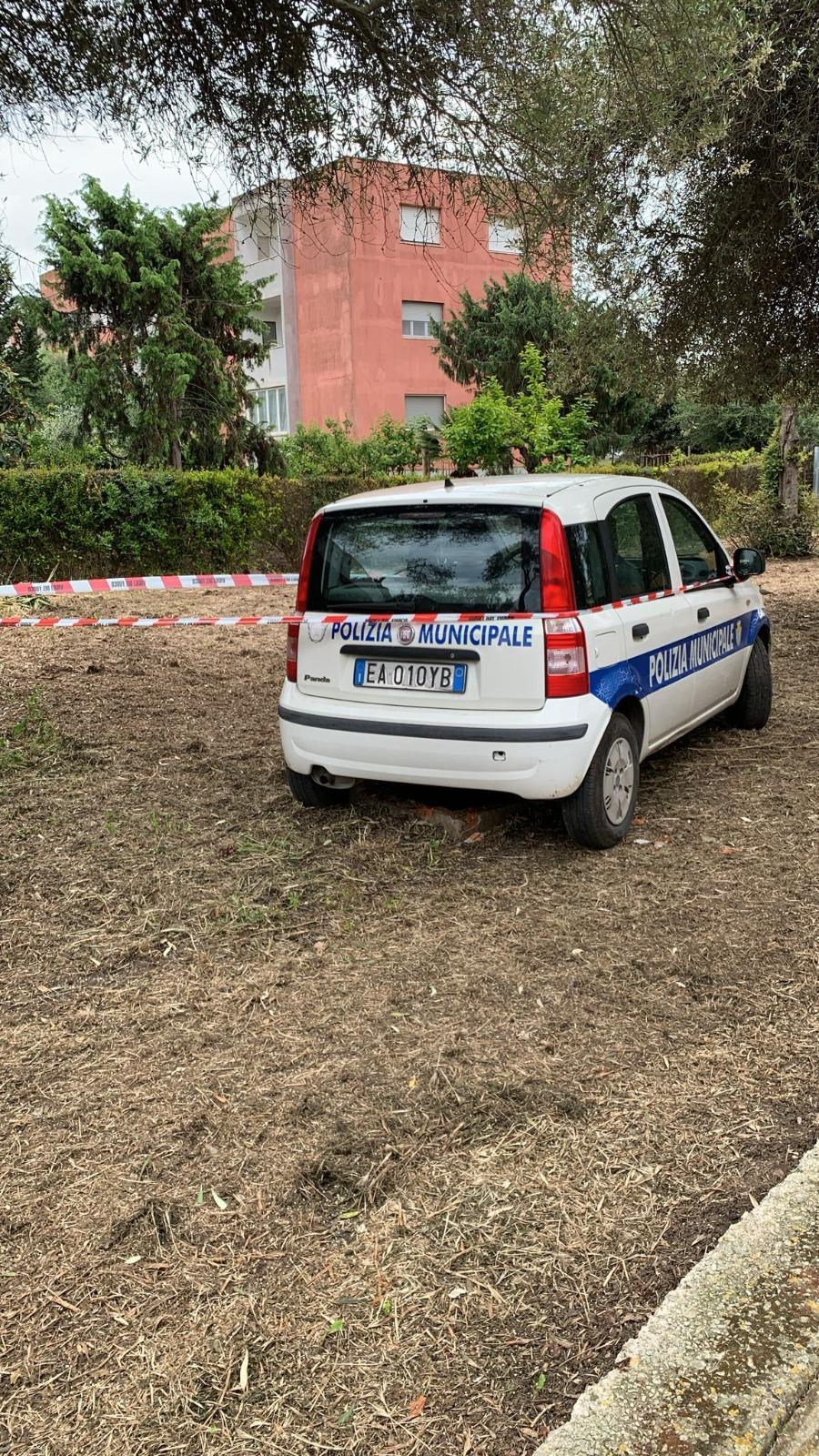 Alghero, un’auto della Polizia locale come paletto di sicurezza in un parco
