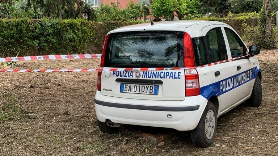 Alghero, un’auto della Polizia locale come paletto di sicurezza in un parco