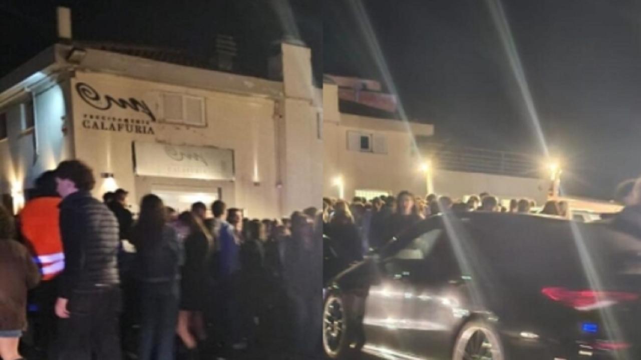 L'assembramento fuori da Calafuria per Pasquetta