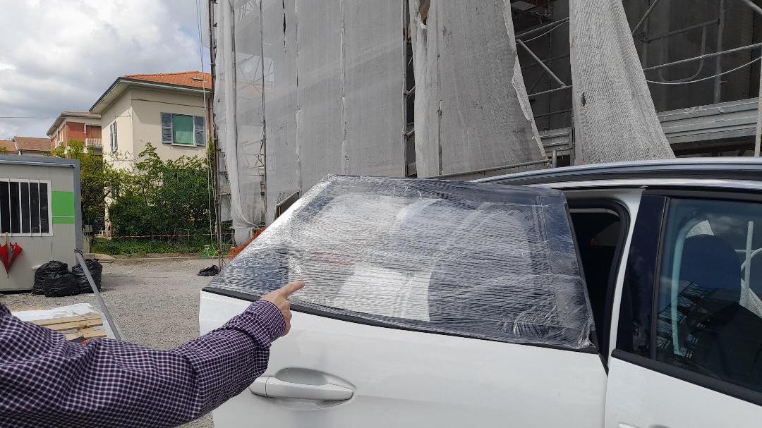 Finestrini spaccati per rubare sulle auto: arrestato un 42enne