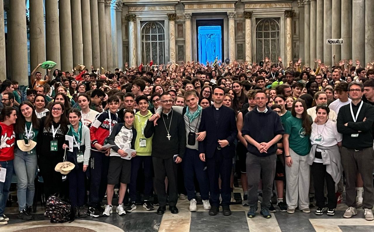 
	I giovani e il vescovo nella basilica di San Paolo

