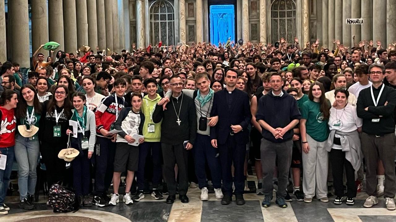 I giovani e il vescovo nella basilica di San Paolo