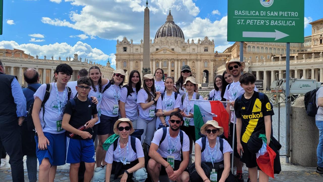 Giubileo degli adolescenti e funerali di Papa Francesco, le foto di gruppo dei 900 giovani modenesi