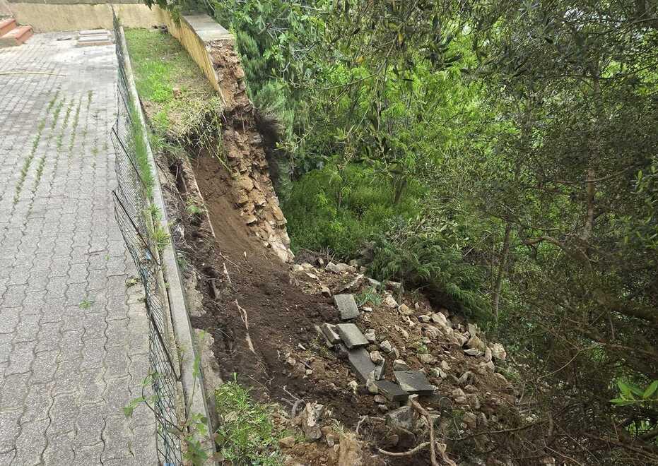 
	Il muretto crollato in seguito allo smottamento

