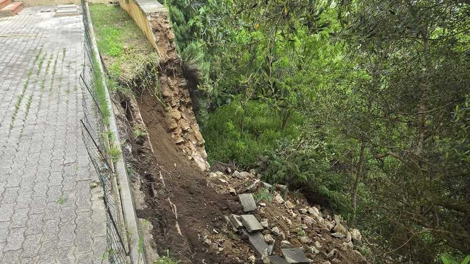 Il muretto crollato in seguito allo smottamento