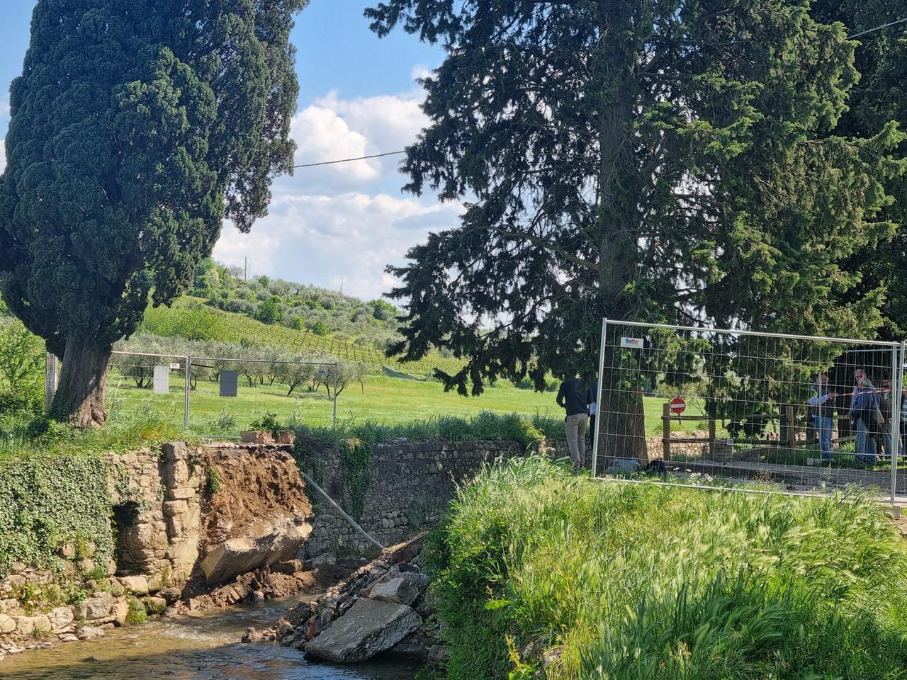 
	Il ponte abbattuto sul torrente Bagnolo

