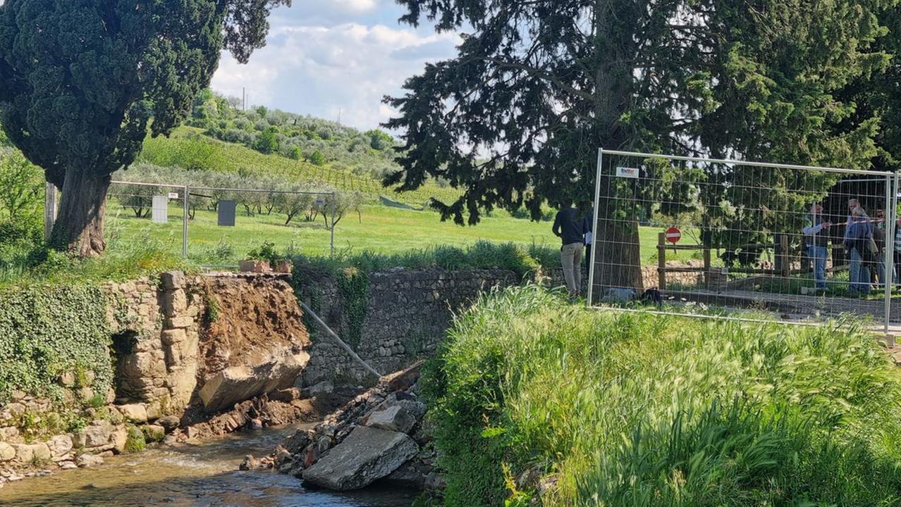 Il ponte abbattuto sul torrente Bagnolo