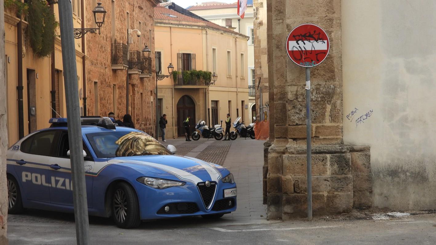Aggredisce due poliziotti in un bar