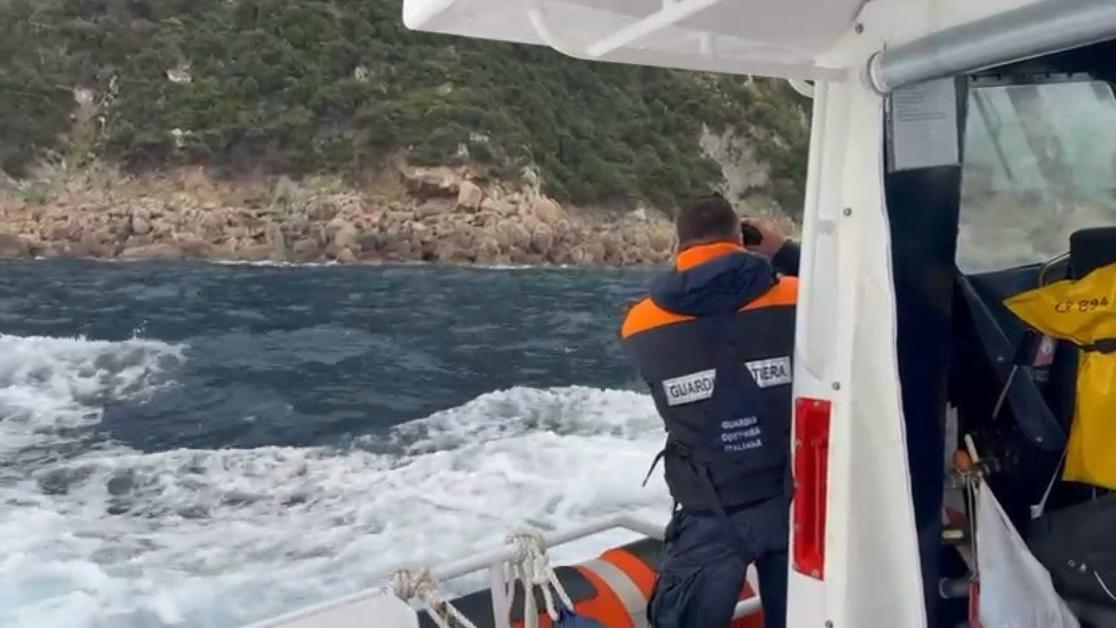 Mistero sui fratelli dispersi in mare: nelle foto si vede una barca