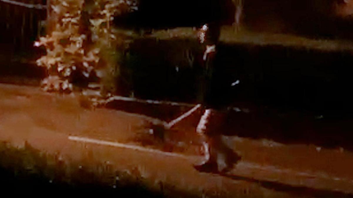 L'aggressore con la spranga in mano