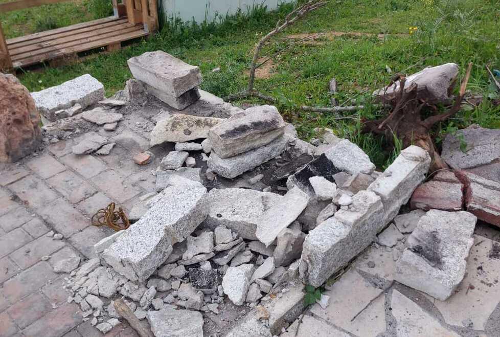 Vandali in azione al parchetto, distrutta l’area per i bambini 