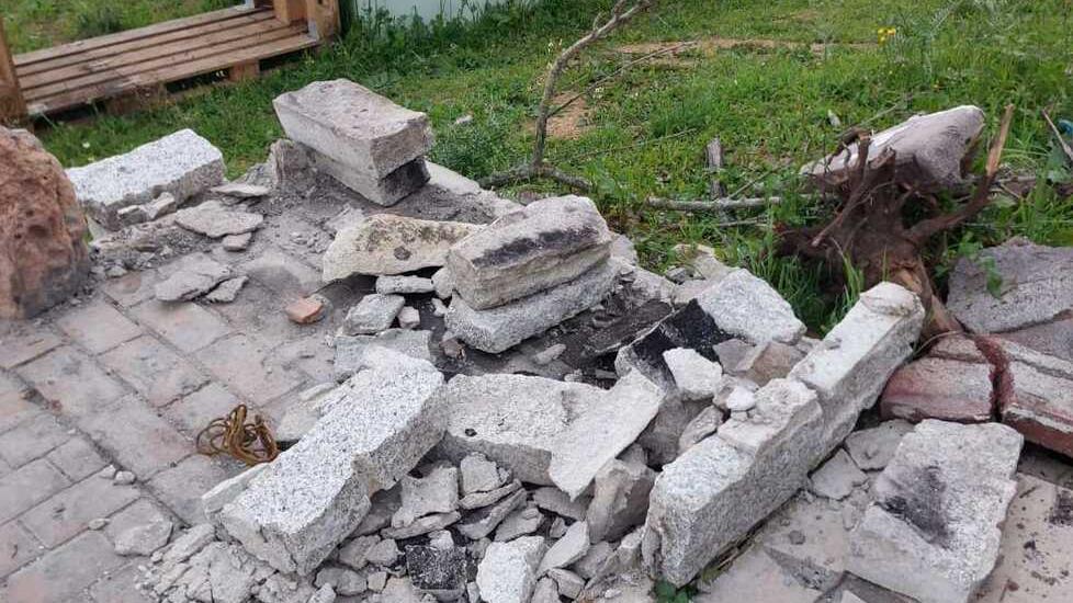 Vandali in azione al parchetto, distrutta l’area per i bambini