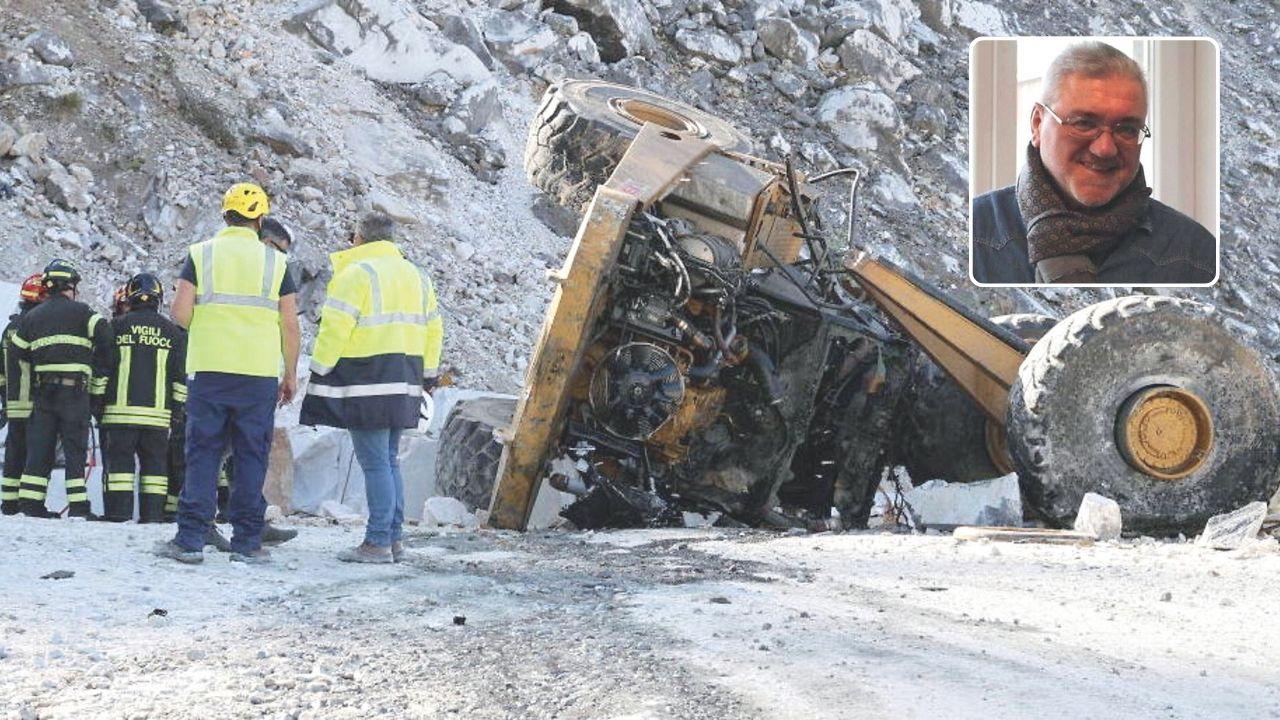 Il dumper su cui si trovava Paolo Lambruschi (foto in alto): il mezzo è volato per più di cento metri in un ravaneto e per l’uomo non c’è stato nulla da fare (<em>foto Matelli</em>)