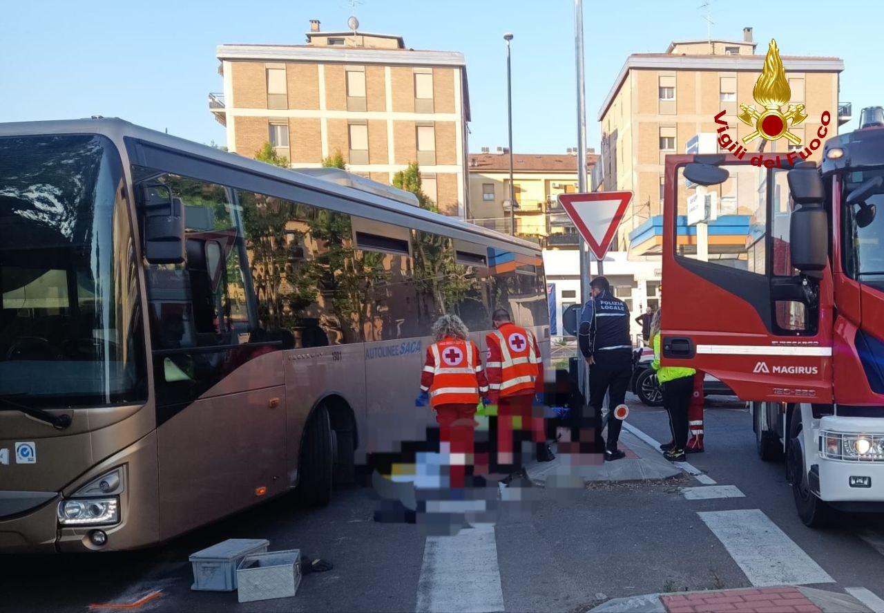 Muore in monopattino travolto da autobus: la vittima è un 21enne