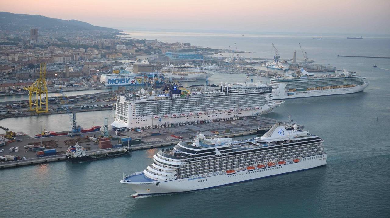 Una veduta dal porto di Livorno (foto Stick)