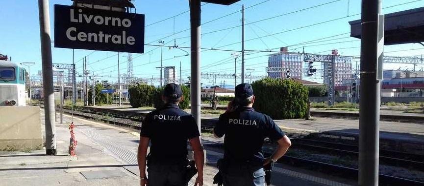 Due agenti della polfer alla stazione di Livorno centrale (foto d'archivio)