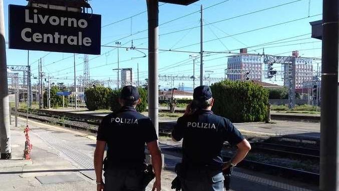 Due agenti della polfer alla stazione di Livorno centrale (foto d'archivio)